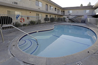 Artesia Court in Bellflower, CA - Foto de edificio - Building Photo