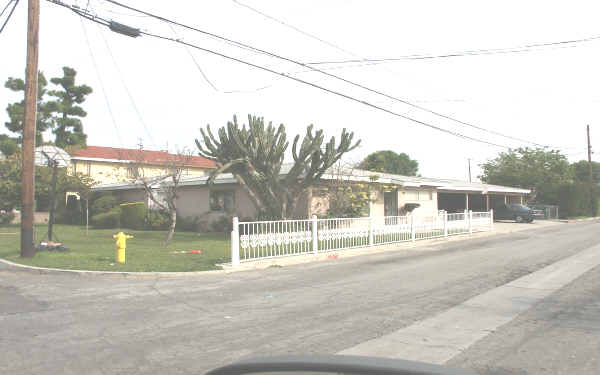 9051 Iowa St in Downey, CA - Foto de edificio