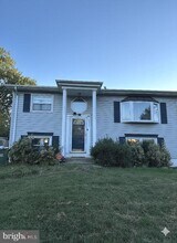 4311 Kenwood Dr in Woodbridge, VA - Foto de edificio - Building Photo