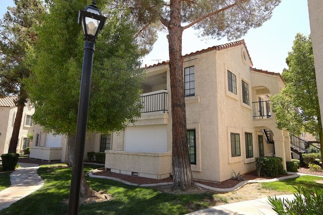 4742 Nara Vista Way in Las Vegas, NV - Building Photo - Building Photo