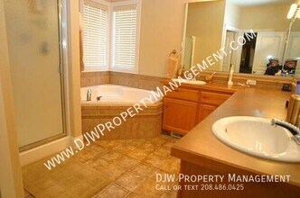 2296 E White Hawk St in Meridian, ID - Building Photo - Building Photo