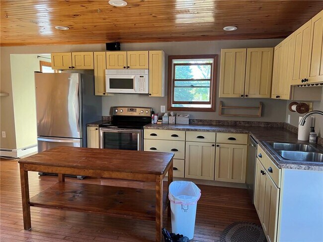 104 Howland Ave in Jamestown, RI - Building Photo - Building Photo