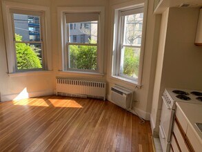 98 Lancaster Ter, Unit 105 in Brookline, MA - Foto de edificio - Building Photo