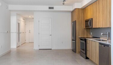 2150 N Bayshore Dr, Unit 211 in Miami, FL - Building Photo - Building Photo