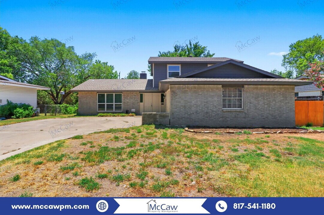 737 Willow St in Hurst, TX - Building Photo