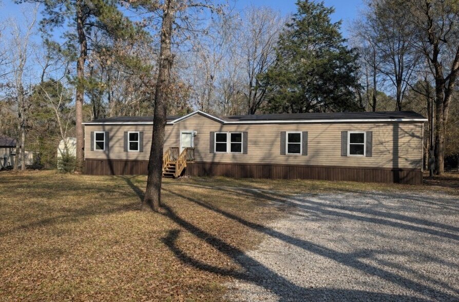 22 Pine St in New Waverly, TX - Building Photo