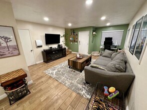 955 Postal Way in Vista, CA - Building Photo - Building Photo