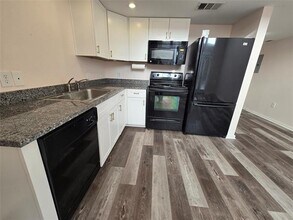 5111 Manett St in Dallas, TX - Foto de edificio - Building Photo