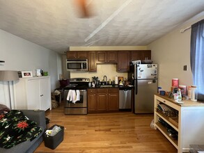 218 Holland St, Unit 3A in Somerville, MA - Building Photo - Building Photo