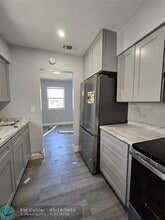 2221 Sunset Strip in Sunrise, FL - Foto de edificio - Building Photo