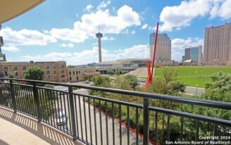 215 N Center Unit 301 in San Antonio, TX - Building Photo