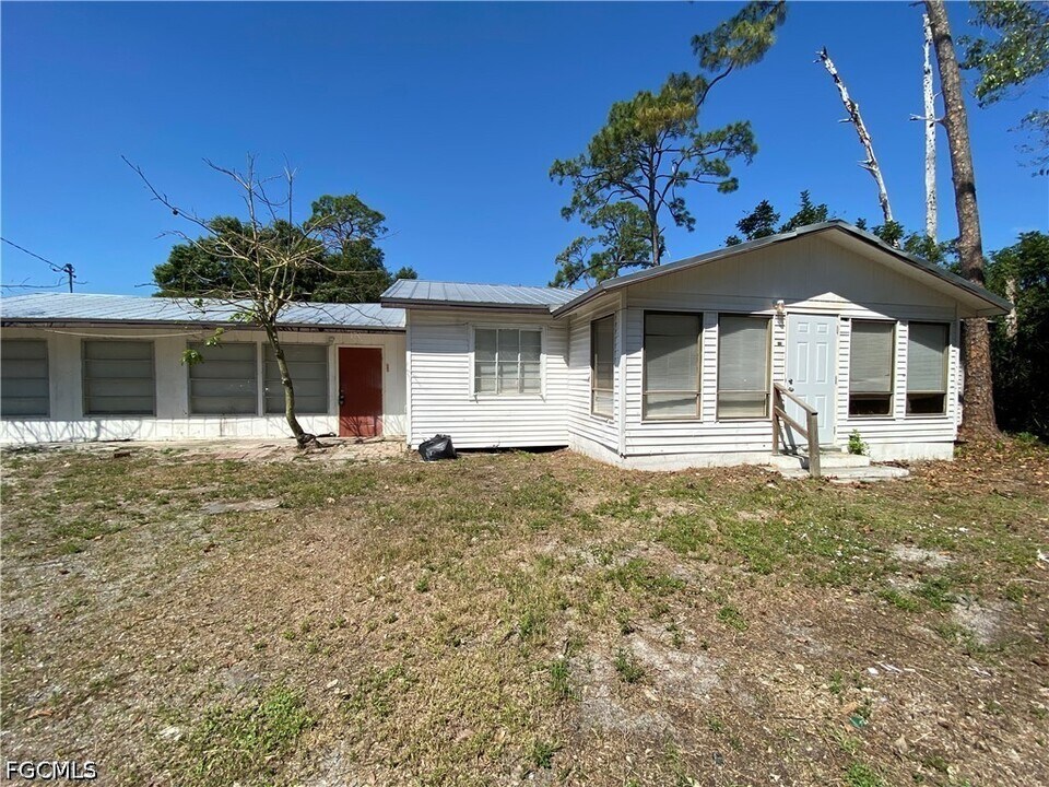 7656 Hart Dr in North Fort Myers, FL - Building Photo