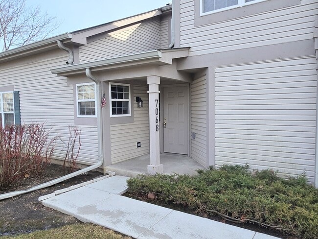 7068 S Stratton Ln in Gurnee, IL - Building Photo - Building Photo