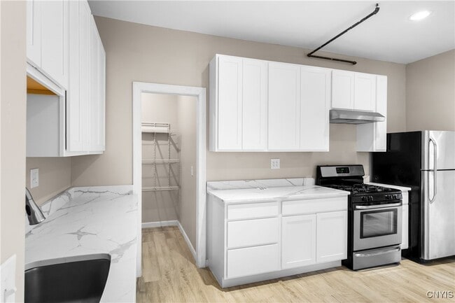 1105 E Genesee St in Syracuse, NY - Building Photo - Building Photo