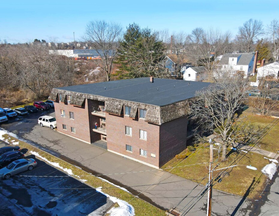 21 Dunlay St in New Britain, CT - Building Photo