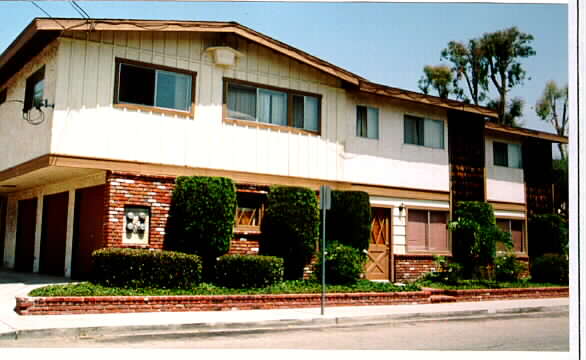 145 Melody Ln in Costa Mesa, CA - Foto de edificio - Building Photo