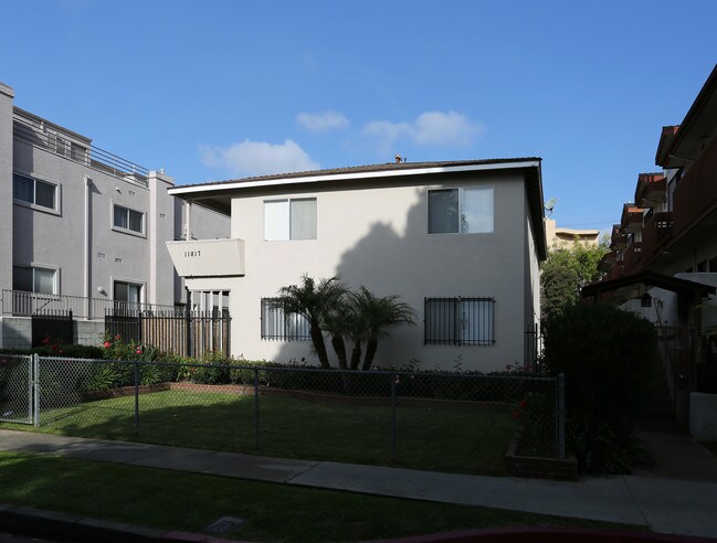 11817 Avon Way in Los Angeles, CA - Building Photo - Building Photo