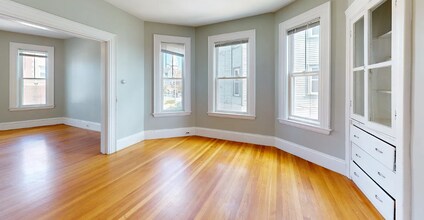 106 Highland Ave, Unit 2 in Somerville, MA - Foto de edificio - Building Photo