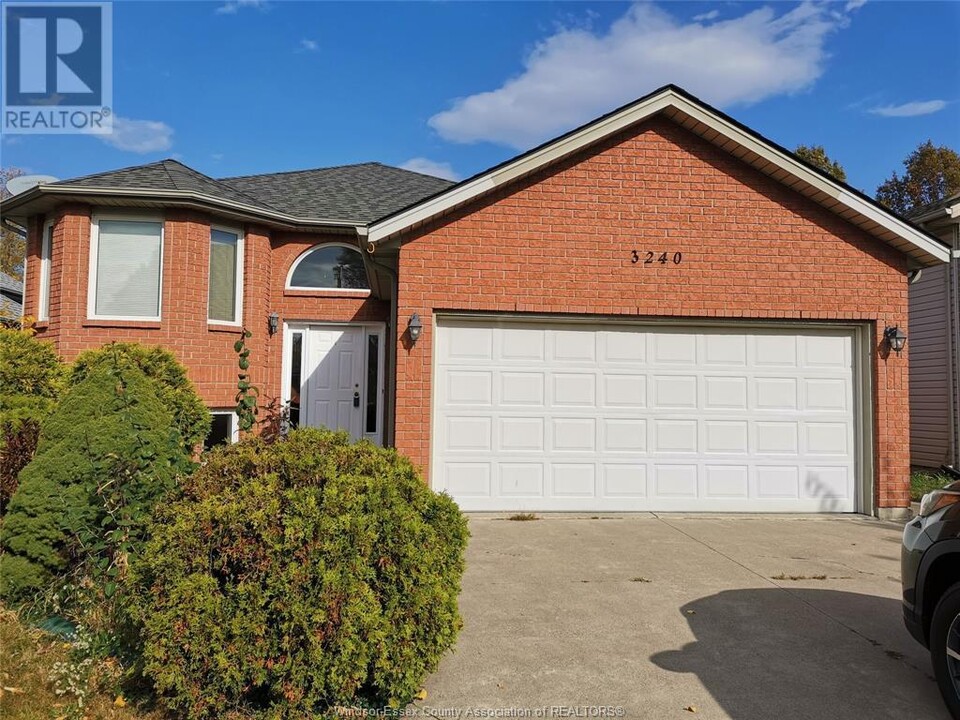 3240 Northway Ave in Windsor, ON - Building Photo