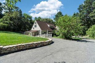 606 Springs Rd in Bedford, MA - Building Photo