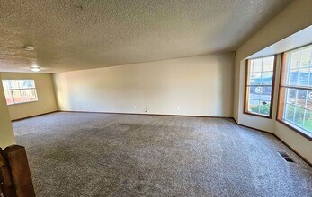 12876 SW Winter Lake Dr in Tigard, OR - Building Photo - Building Photo