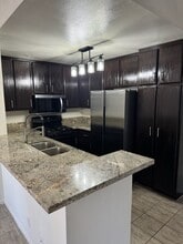 14839 Sherman Way, Unit 6 in Van Nuys, CA - Foto de edificio - Building Photo