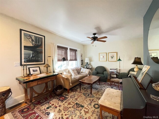 4 Hillside Ct in Huntington, NY - Building Photo - Building Photo