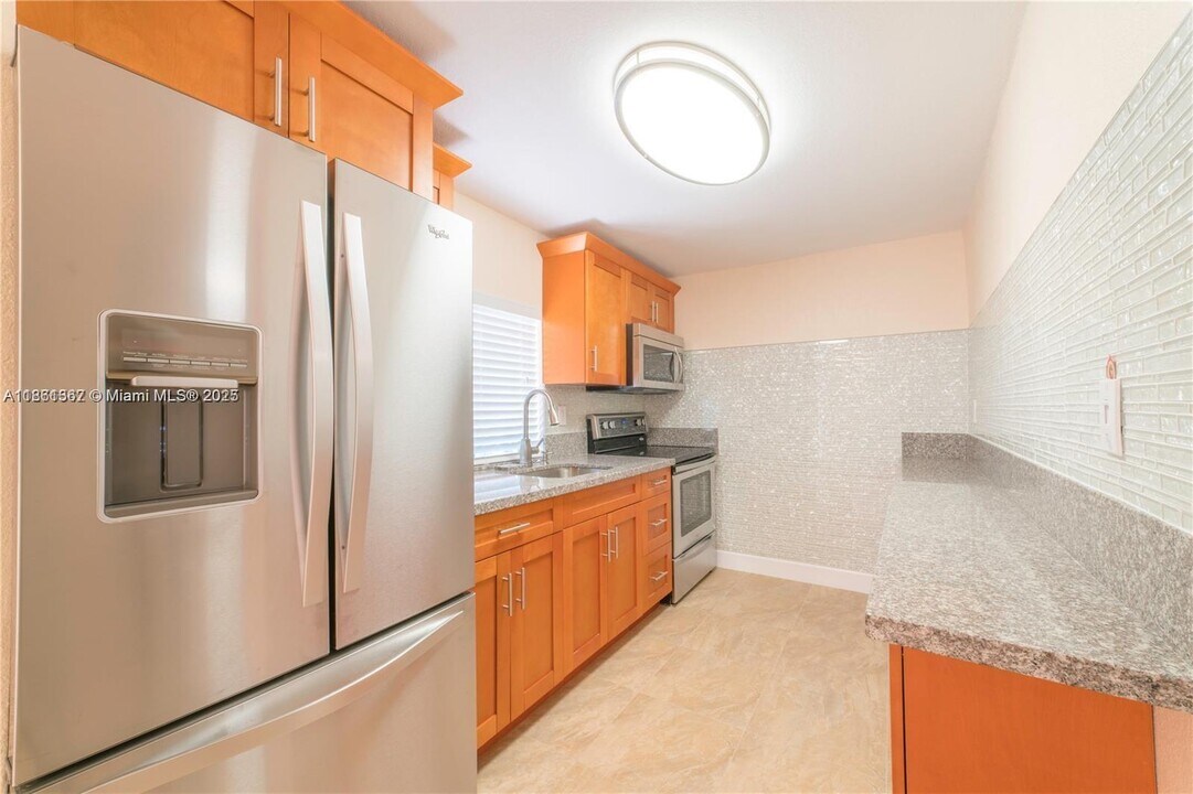 4350 SW 1st St in Coral Gables, FL - Foto de edificio