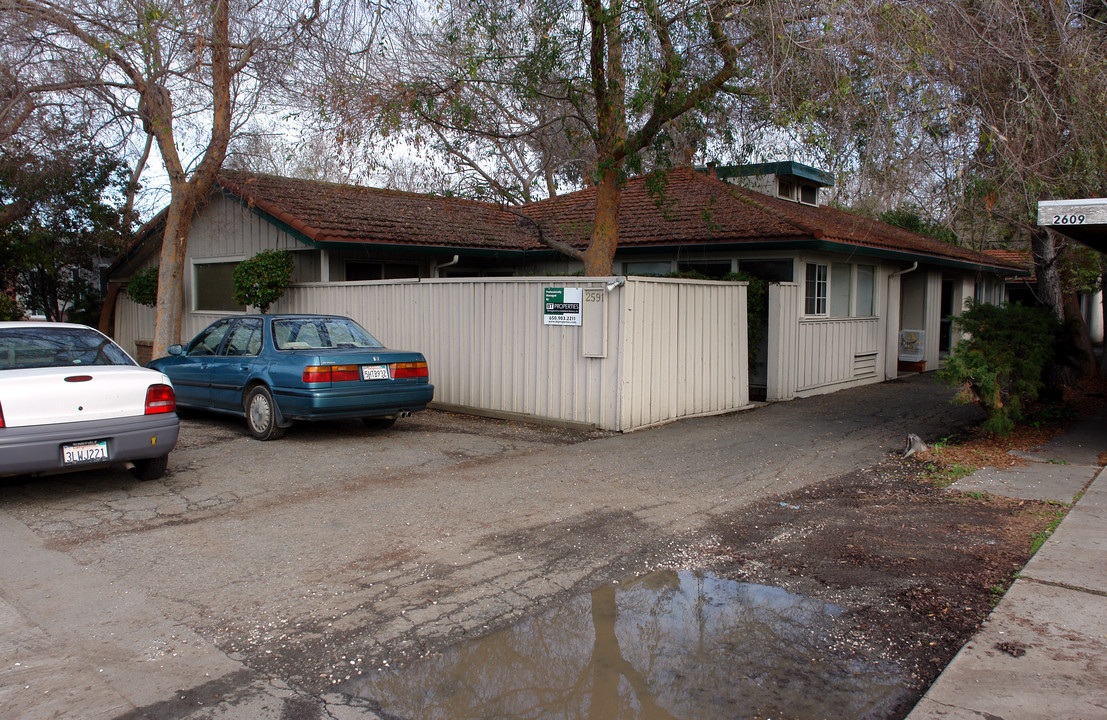 2595 Alma St in Palo Alto, CA - Building Photo