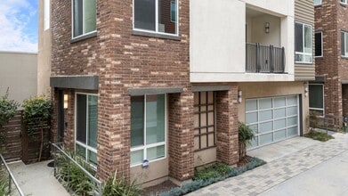 809 Brickyard Ln in Costa Mesa, CA - Building Photo - Building Photo