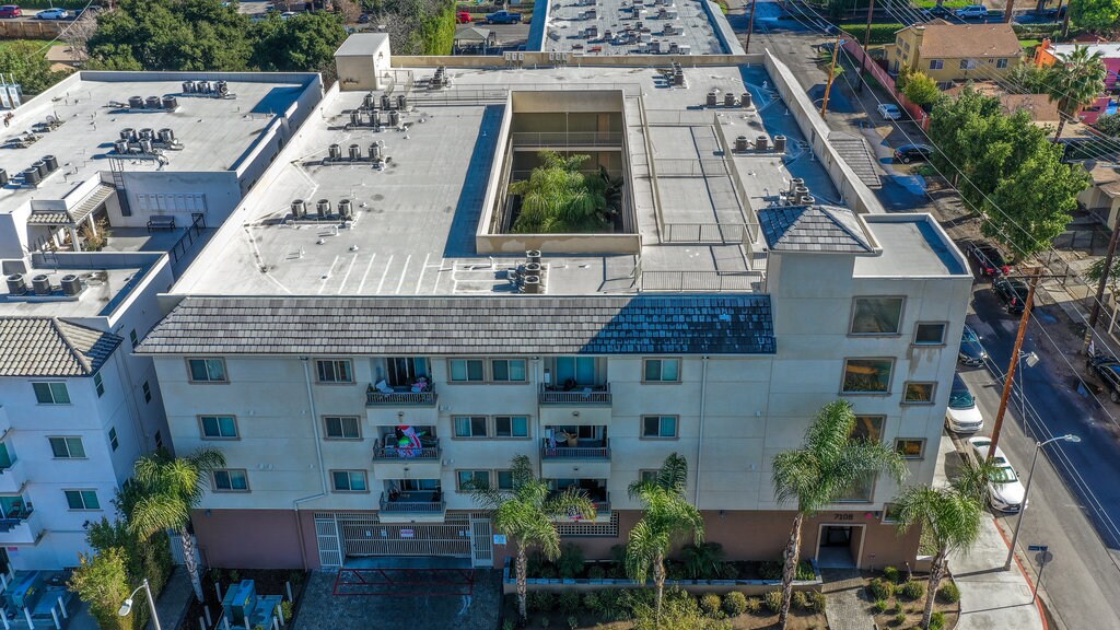 Bakman Avenue LLC in Reseda, CA - Foto de edificio