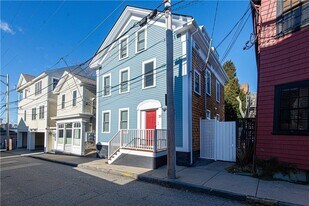 30 Prospect Hill St in Newport, RI - Building Photo