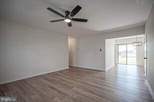 20 Deborah Ln in Hammonton, NJ - Building Photo