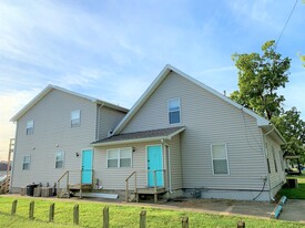 313 Pierce Ave, Unit 313 in Charleston, IL - Building Photo