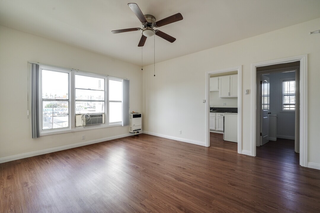 1059 Normandie Ave in Los Angeles, CA - Building Photo