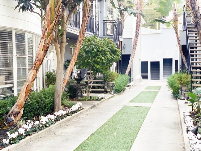 1119 N Sweetzer Ave, Unit 11 in West Hollywood, CA - Building Photo - Building Photo