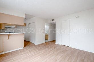 808 Pershing St in Bakersfield, CA - Foto de edificio - Building Photo