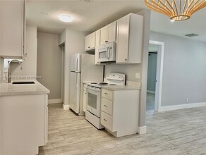 2312 Van Buren St in Hollywood, FL - Foto de edificio - Building Photo