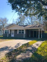 302 Hunter Dr in Ocean Springs, MS - Building Photo