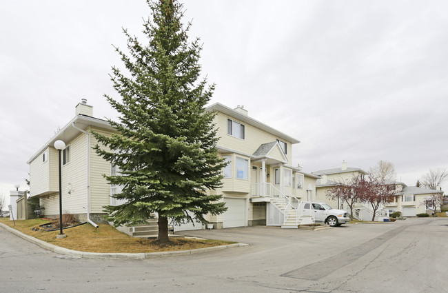 505 Edmonton Trl NE in Airdrie, AB - Building Photo - Building Photo