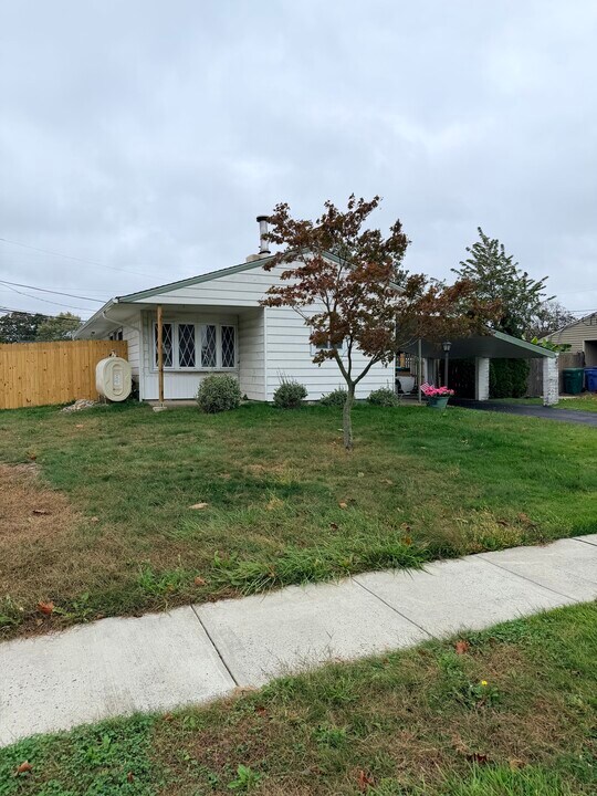 9 Daffodil Ln in Levittown, PA - Building Photo