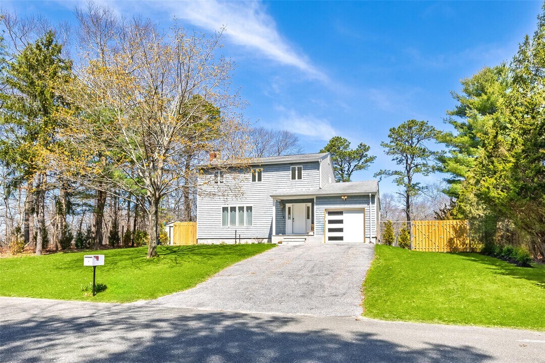 371 S River Rd in Calverton, NY - Building Photo