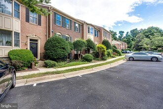 6867 Williamsburg Pond Ct in Falls Church, VA - Building Photo - Building Photo