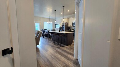 13519 Langdon Dr in Herriman, UT - Foto de edificio - Building Photo
