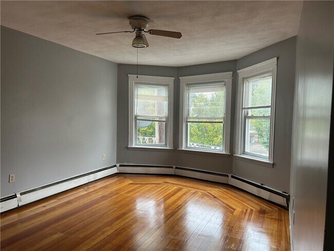 915 Dexter St in Central Falls, RI - Building Photo - Building Photo