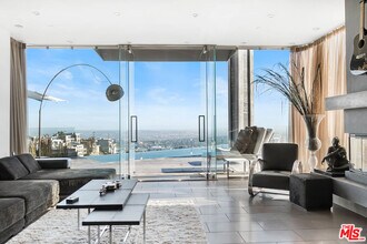 1742 Viewmont Dr in West Hollywood, CA - Building Photo - Building Photo