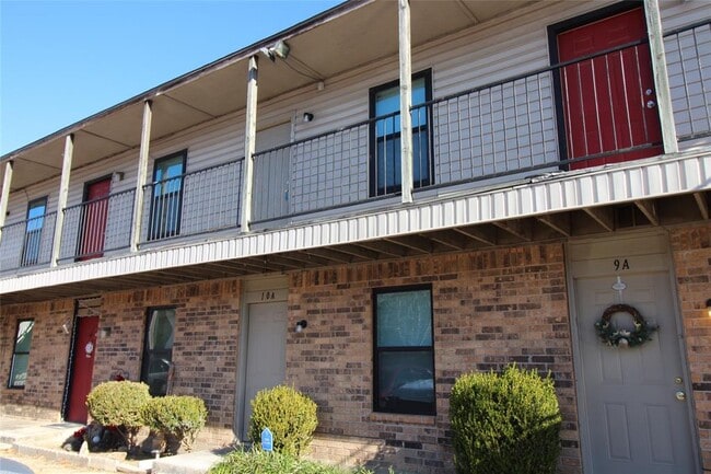 property at 1901 E Lindsey St