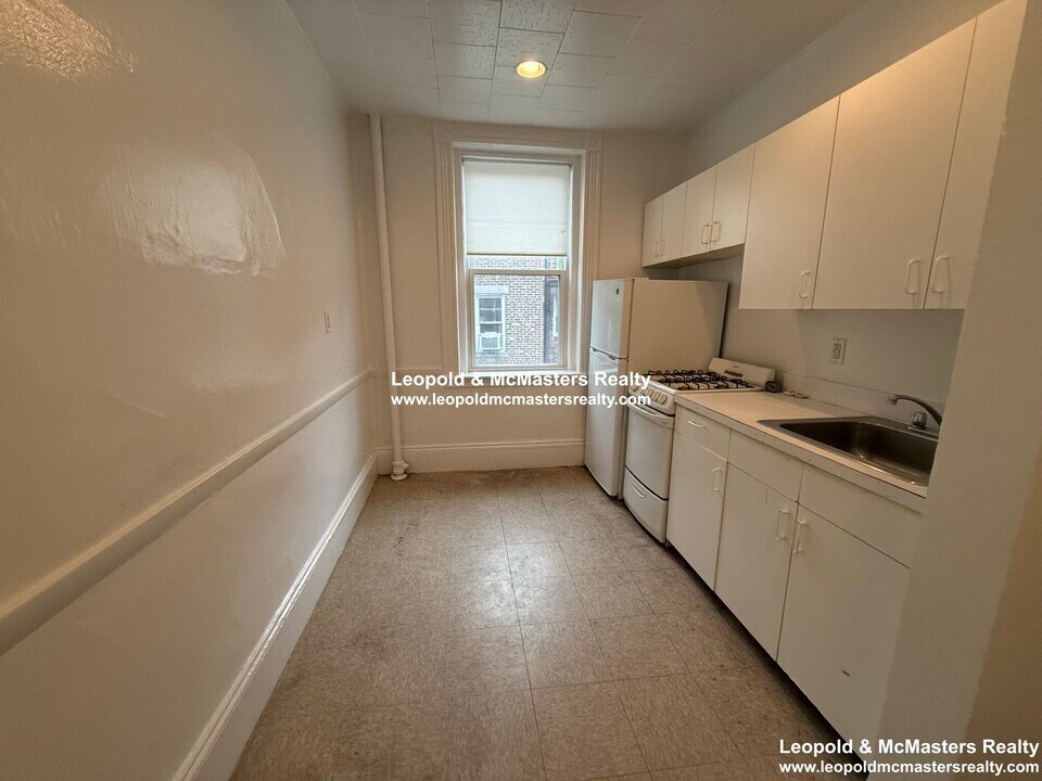 199 Wren St in Boston, MA - Building Photo