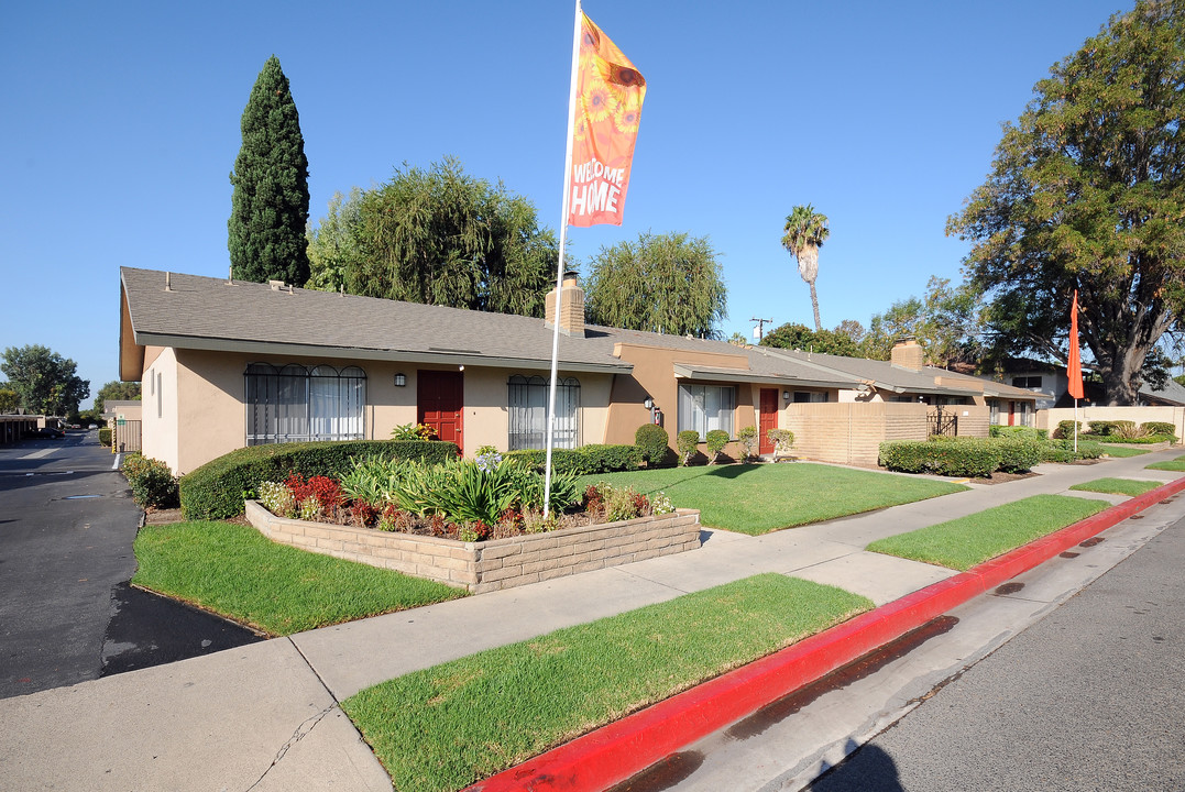 Villa de Hacienda in Tustin, CA - Building Photo