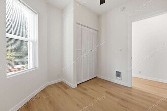 2105 SE Stark St in Portland, OR - Building Photo - Building Photo